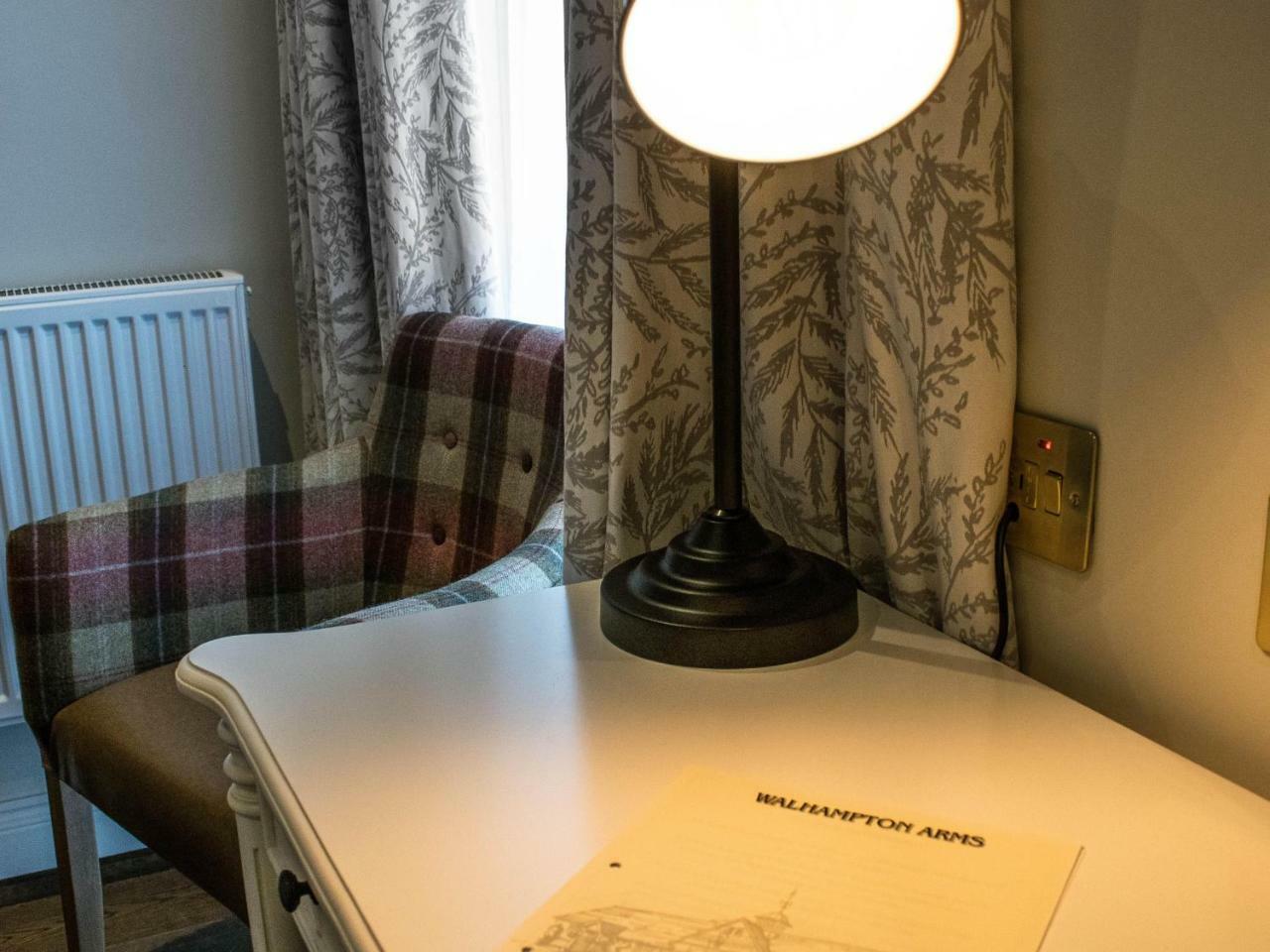 The Walhampton Arms Bed & Breakfast ลีมิงตัน ภายนอก รูปภาพ